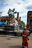 Street life around the Sri Meenakshi-Sundareshwarar Temple of Madurai. Tamil Nadu.  